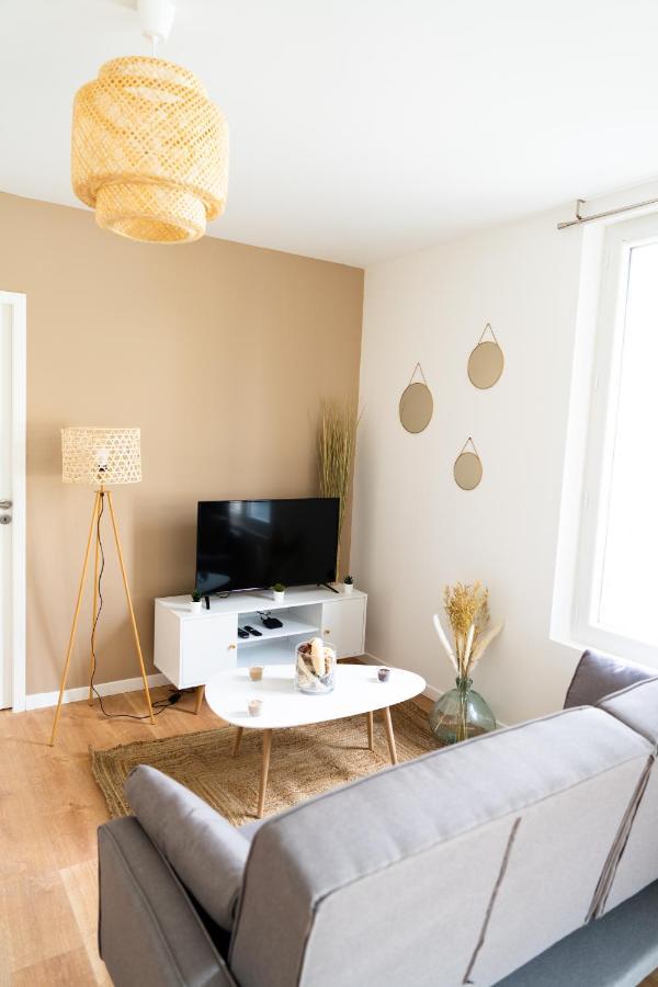 Spacieux Appartement Avec Parking Prive A Saumur Esterno foto